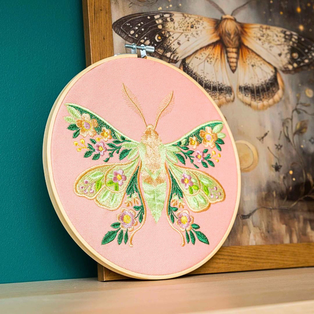 Kwiecista ćma floral – różowe tło haft w tamborku 20 cm