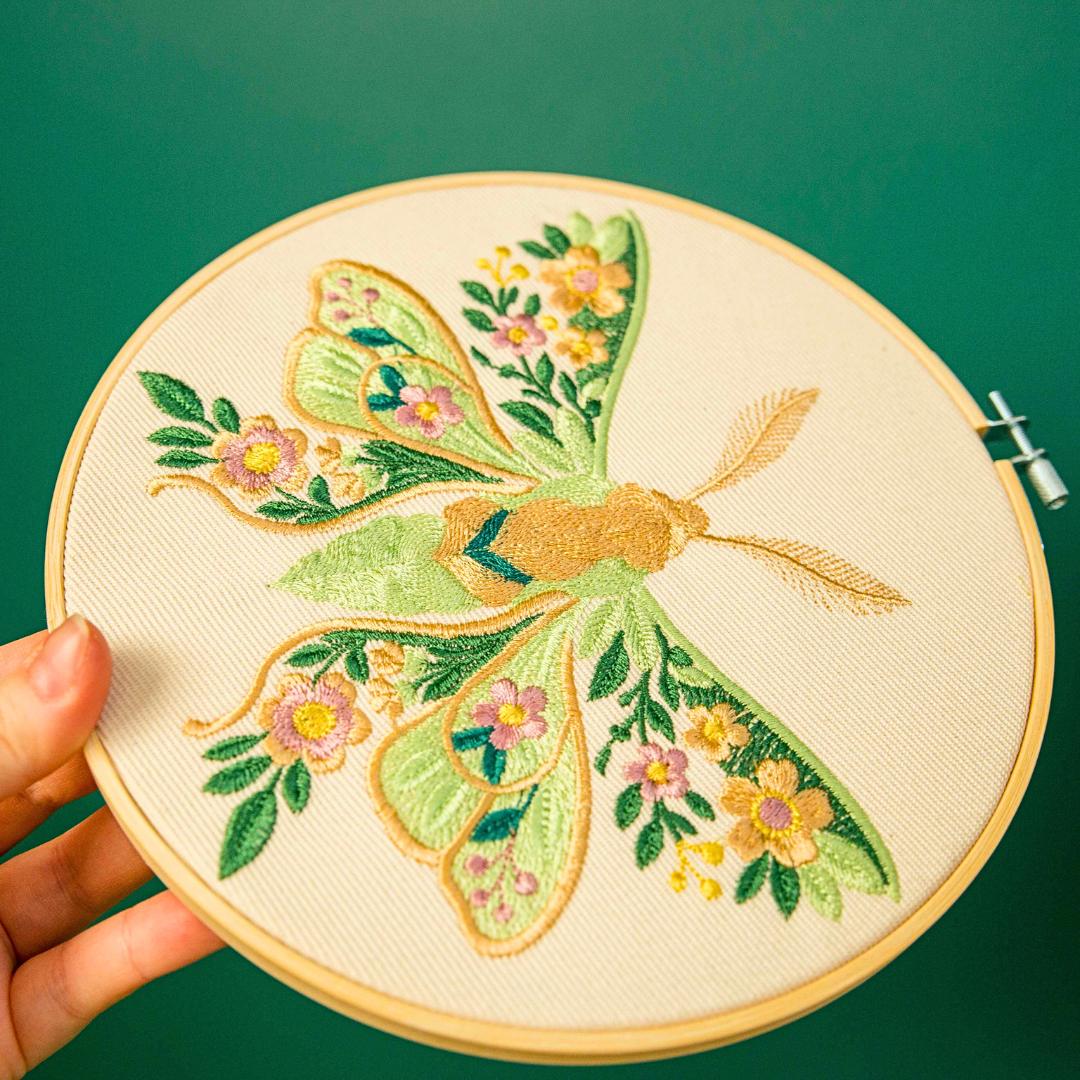 Kwiecista ćma floral – ecru haft w tamborku 20 cm