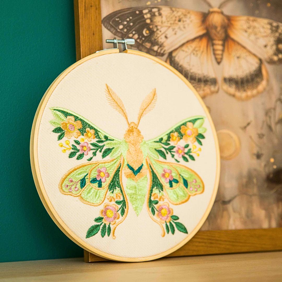 Kwiecista ćma floral – ecru haft w tamborku 20 cm