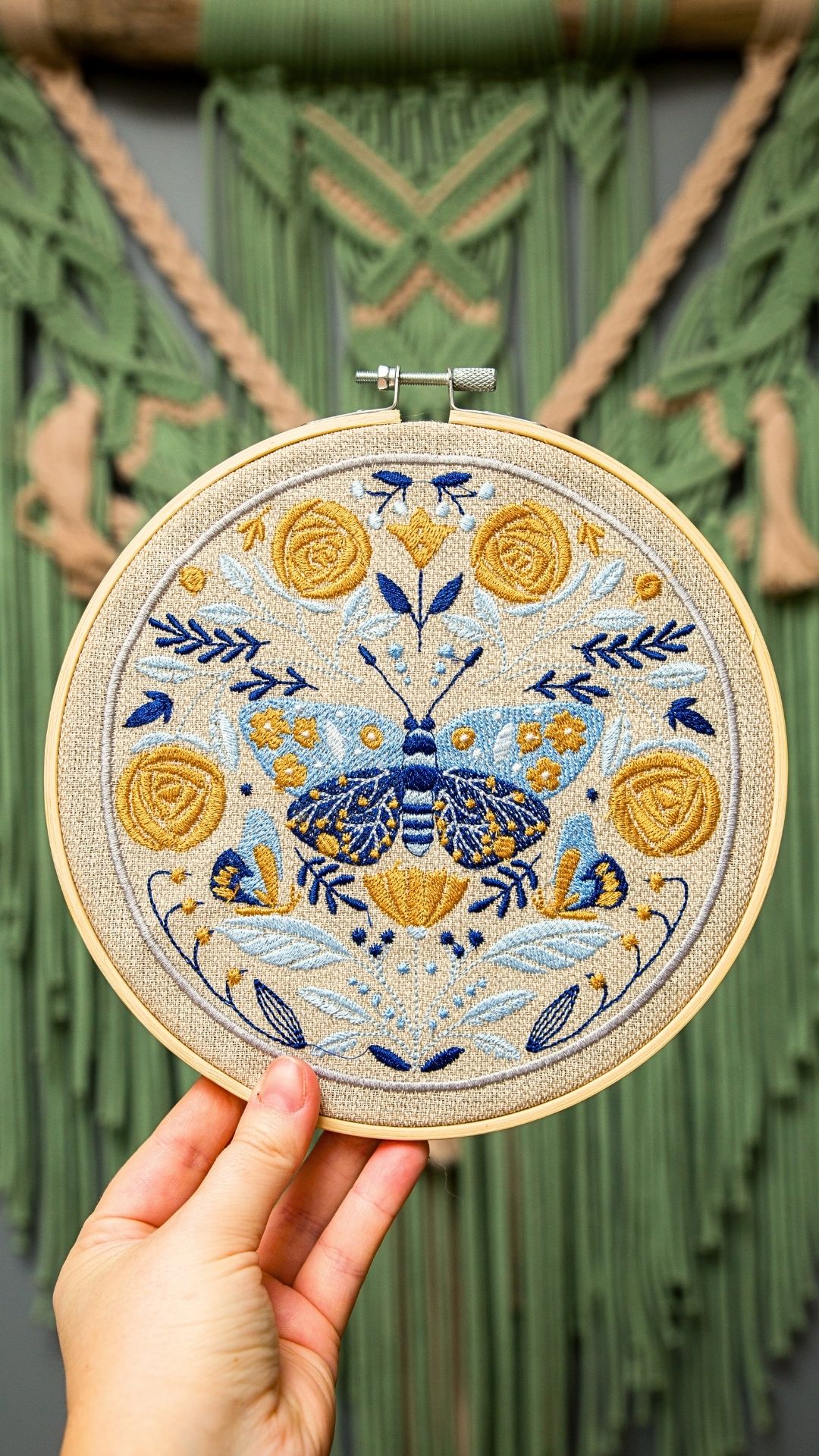 haftowana ćma w tamborku folk