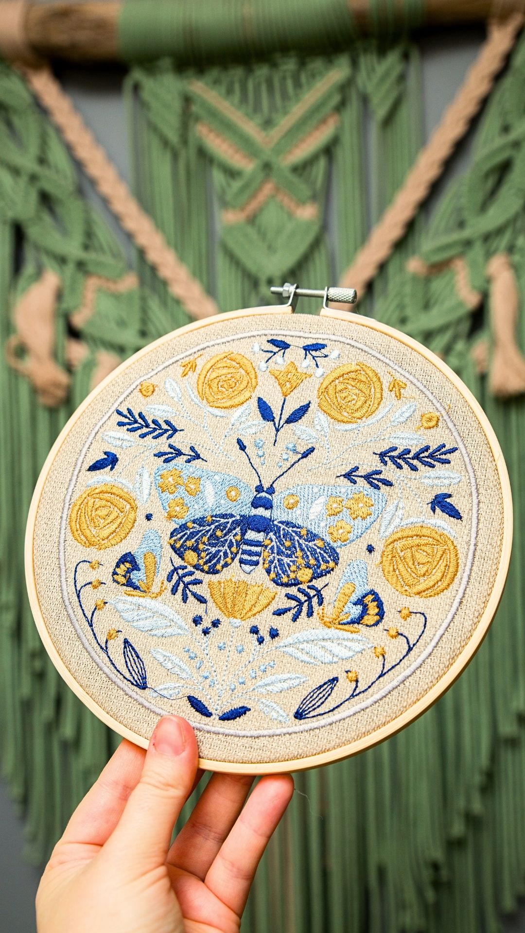 haftowana ćma w tamborku folk