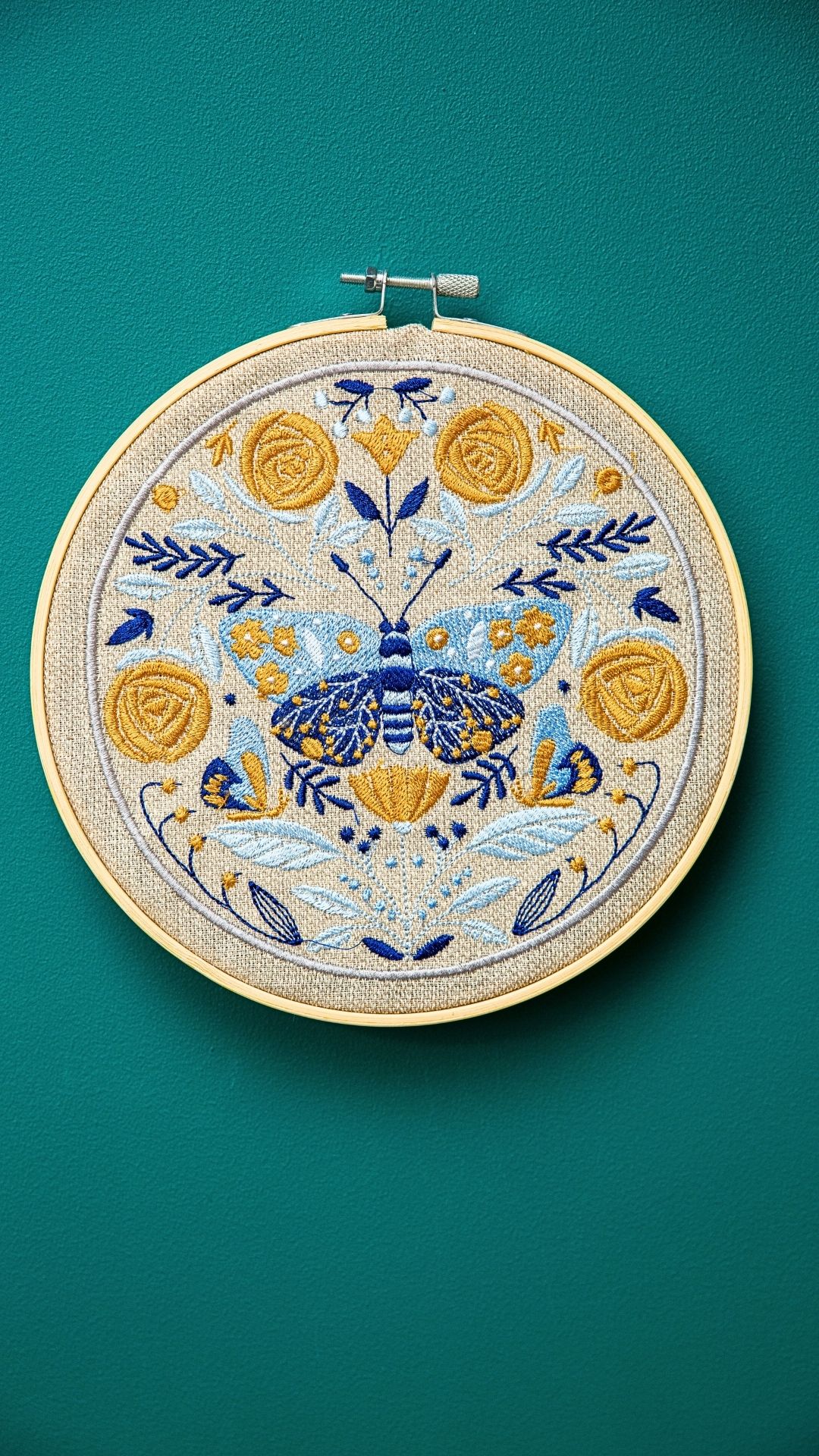 haftowana ćma w tamborku folk