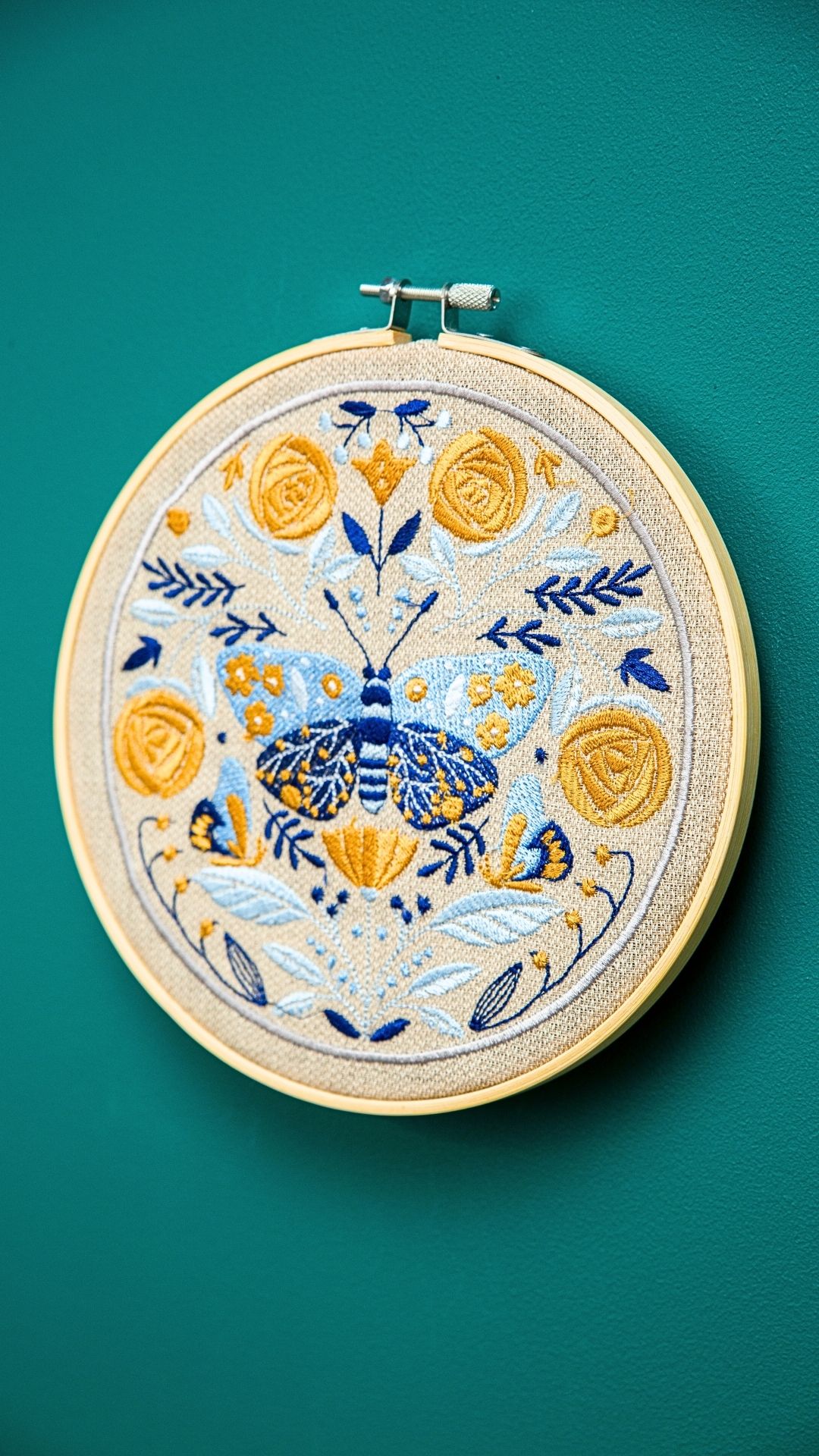 haftowana ćma w tamborku folk