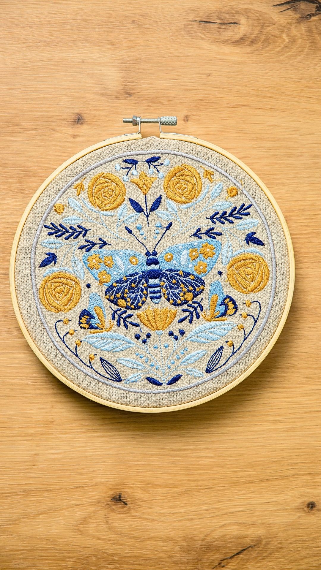 haftowana ćma w tamborku folk