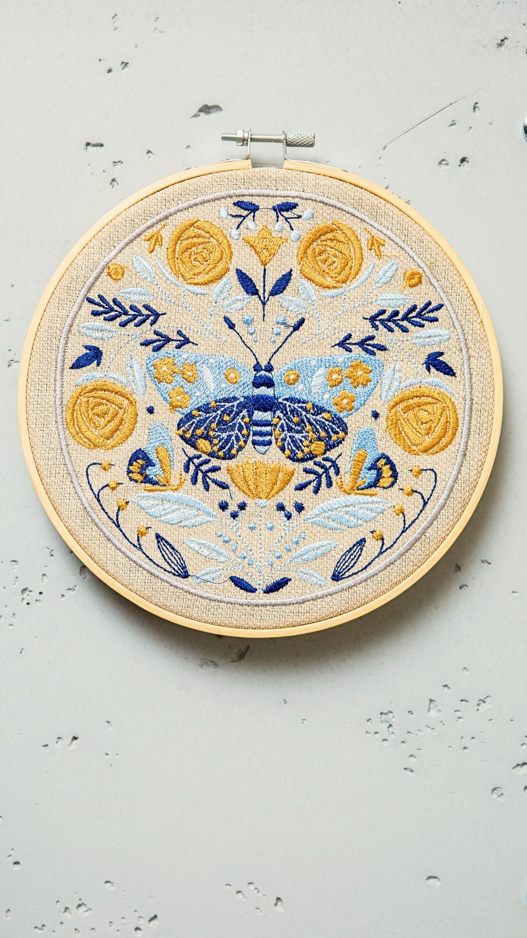 haftowana ćma w tamborku folk