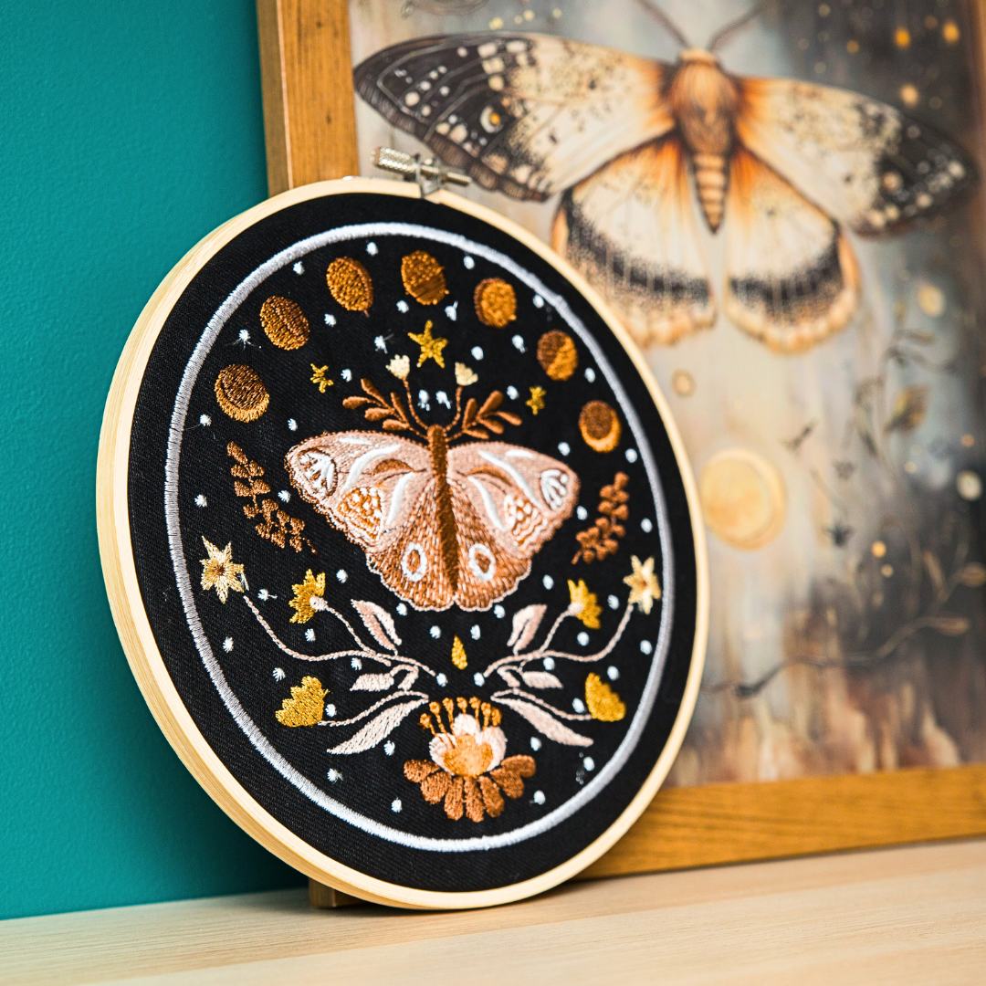 Nocna ćma – fazy księżyca, haft w tamborku 20 cm