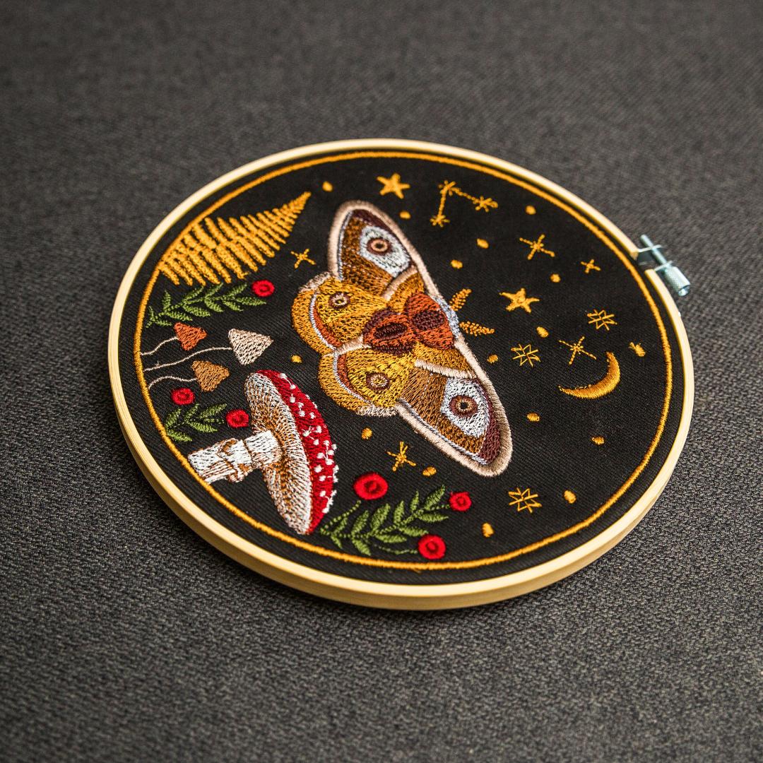 Magiczna ćma na nocnym niebie – czarne tło, haft w tamborku 20 cm