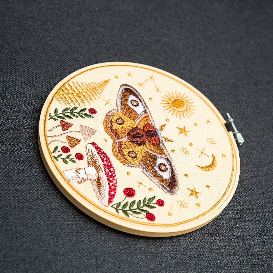 Magiczna ćma na dziennym niebie – ecru, haft w tamborku 20 cm