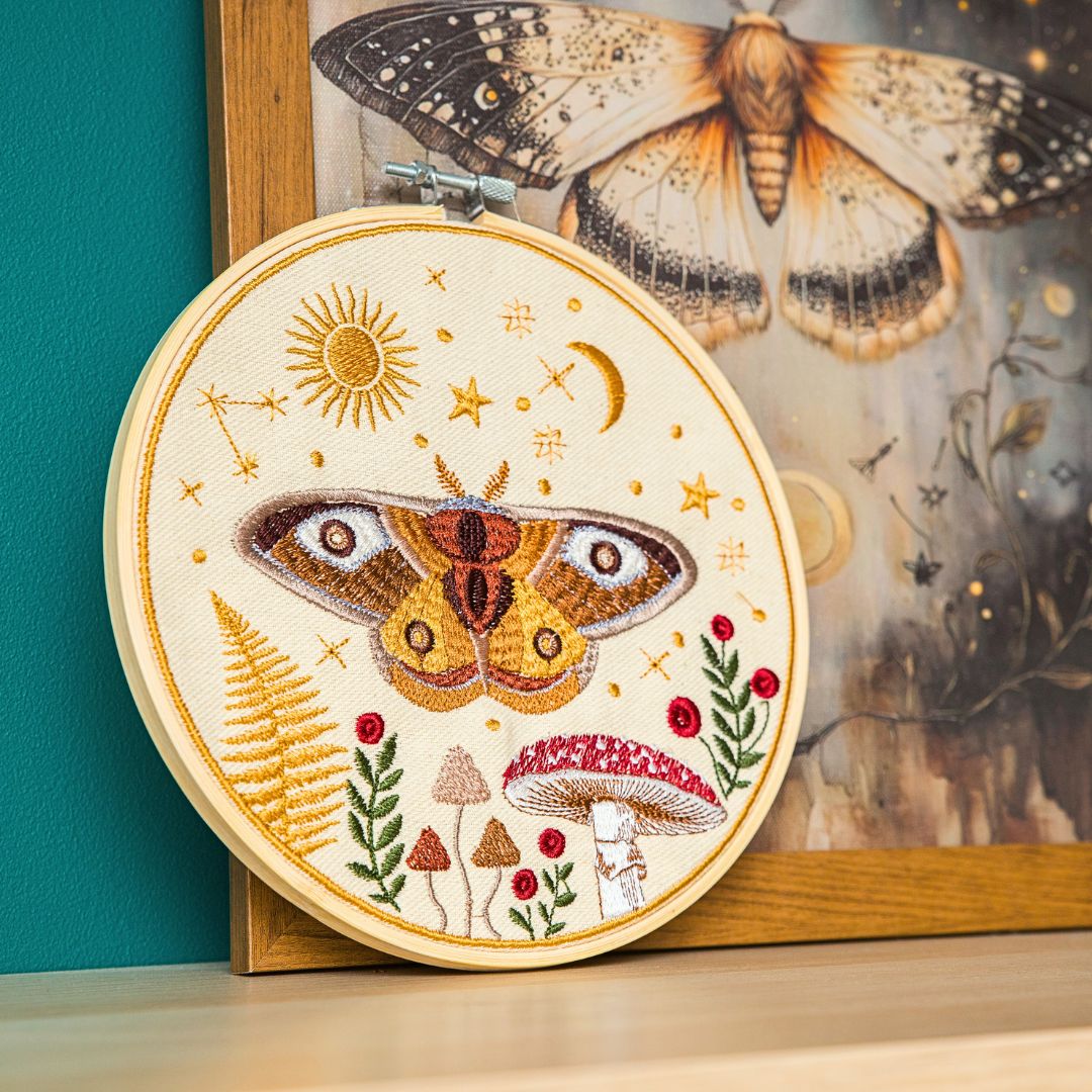 Magiczna ćma na dziennym niebie – ecru, haft w tamborku 20 cm