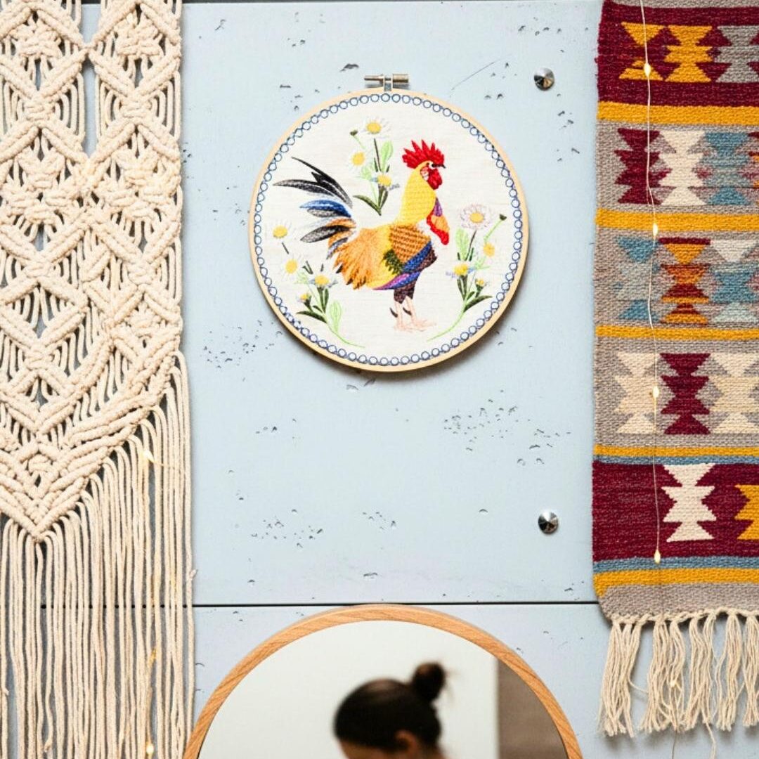 Kogut w stokrotkach – tło ecru, haft w tamborku 20 cm