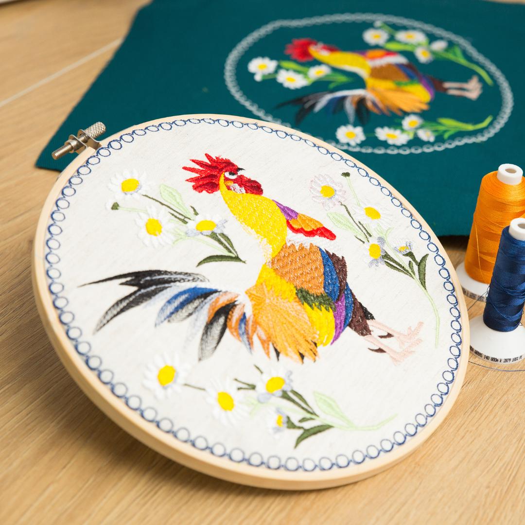 Kogut w stokrotkach – tło ecru, haft w tamborku 20 cm