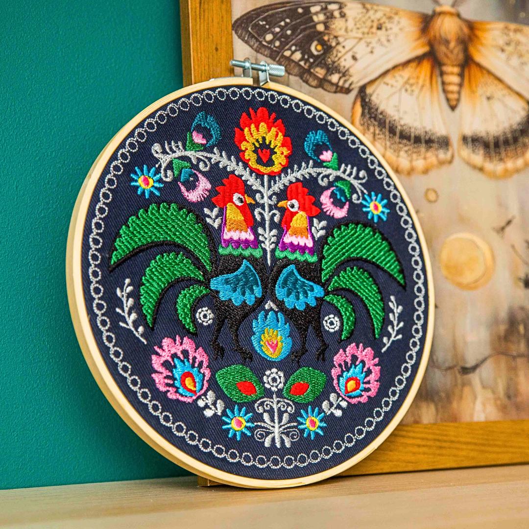 Koguty łowickie – granatowy, haft w tamborku 20 cm