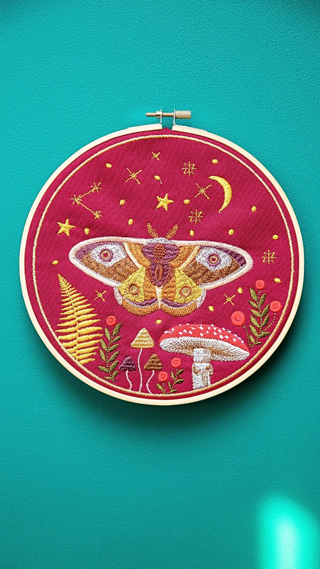 Haft w tamborku, magiczna ćma na tle nieba