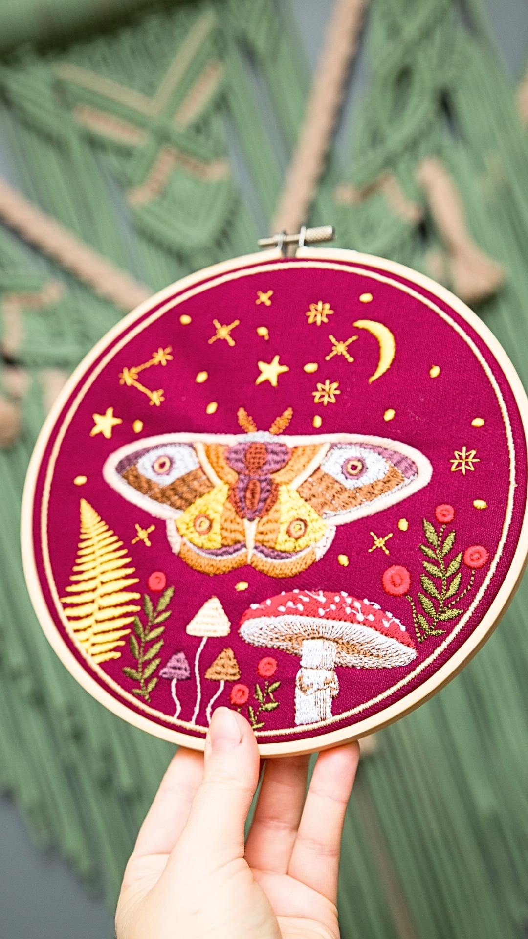 Haft w tamborku, magiczna ćma na tle nieba