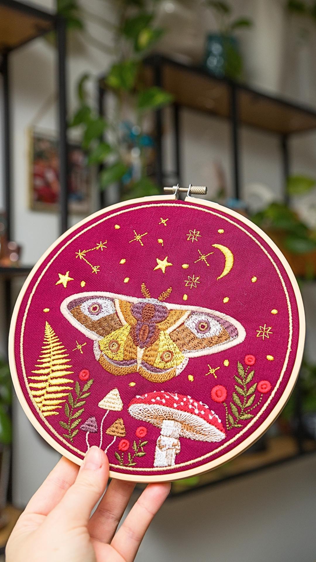 Haft w tamborku, magiczna ćma na tle nieba