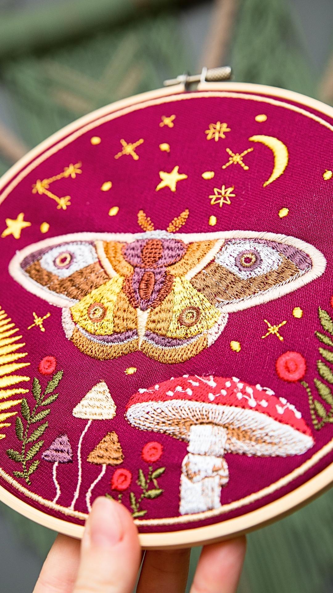 Haft w tamborku, magiczna ćma na tle nieba