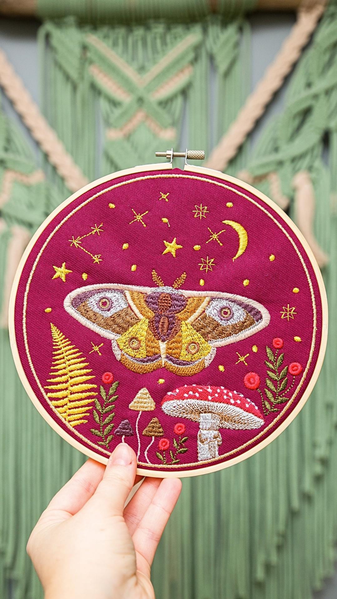 Haft w tamborku, magiczna ćma na tle nieba