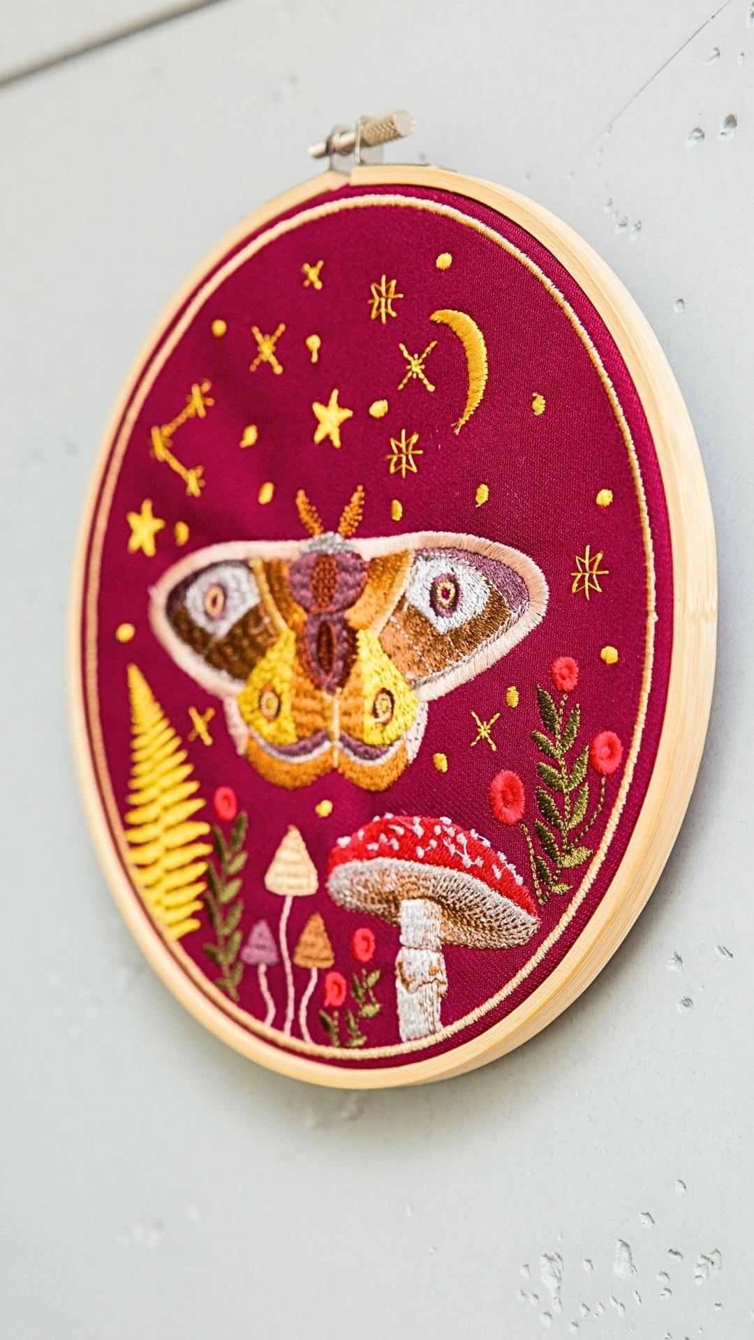 Haft w tamborku, magiczna ćma na tle nieba