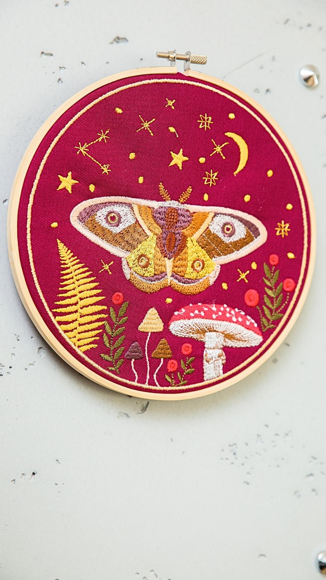 Haft w tamborku, magiczna ćma na tle nieba