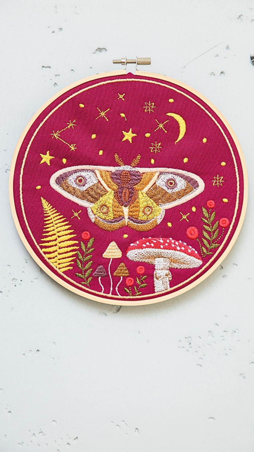 Haft w tamborku, magiczna ćma na tle nieba