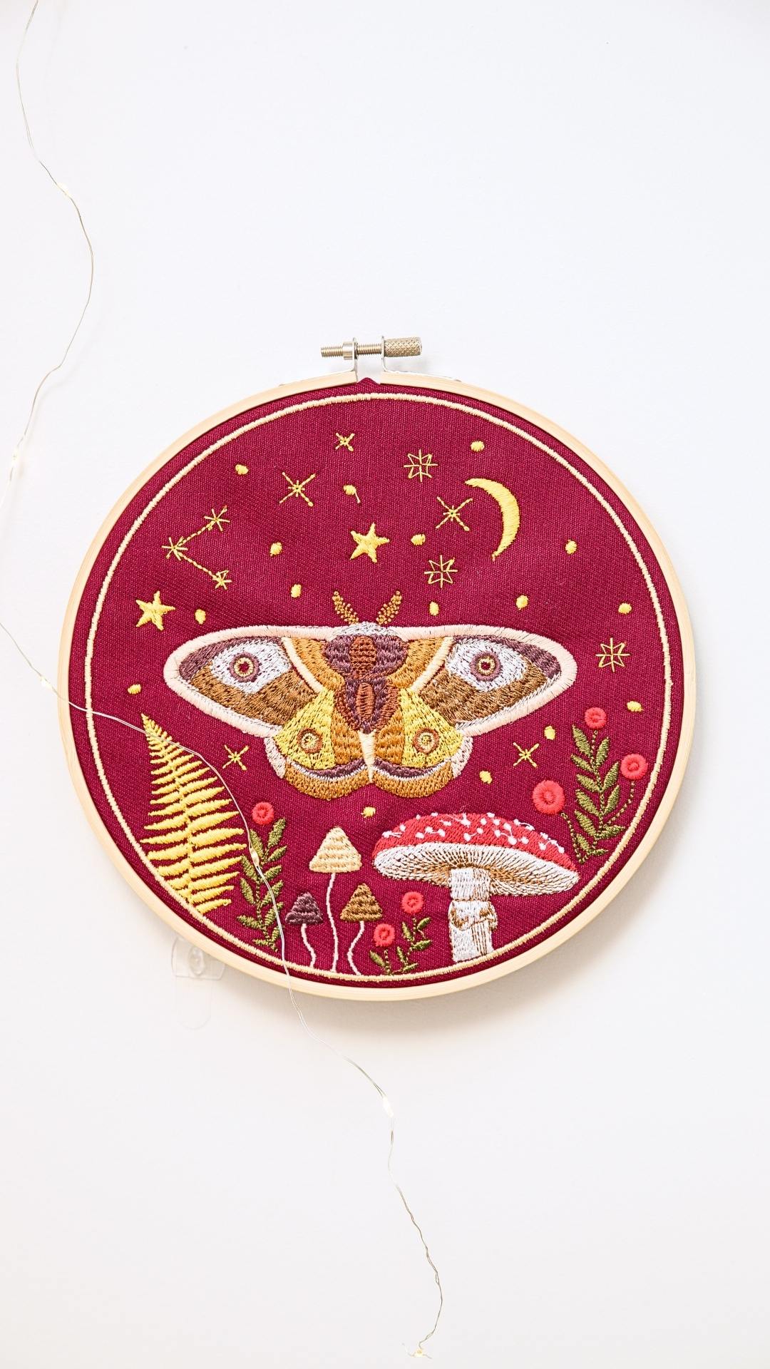 Haft w tamborku, magiczna ćma na tle nieba