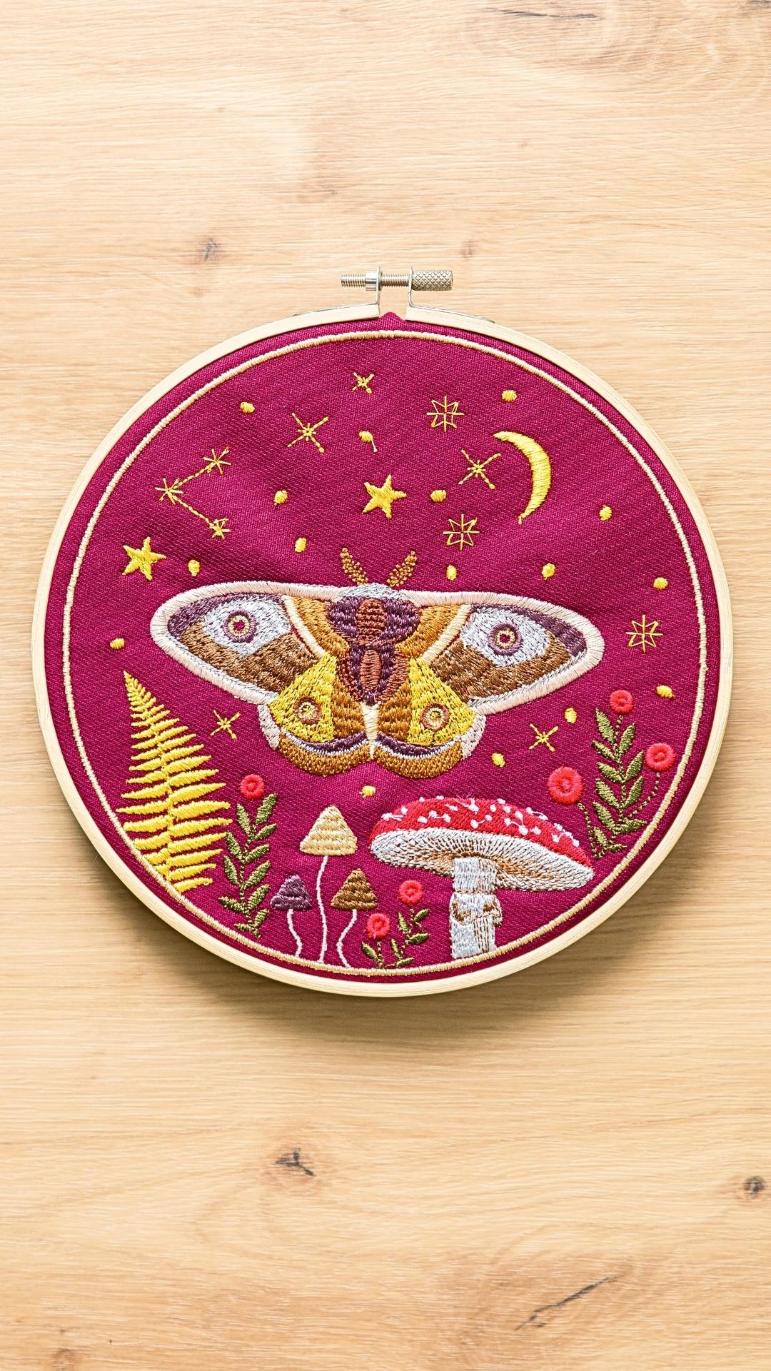 Haft w tamborku, magiczna ćma na tle nieba