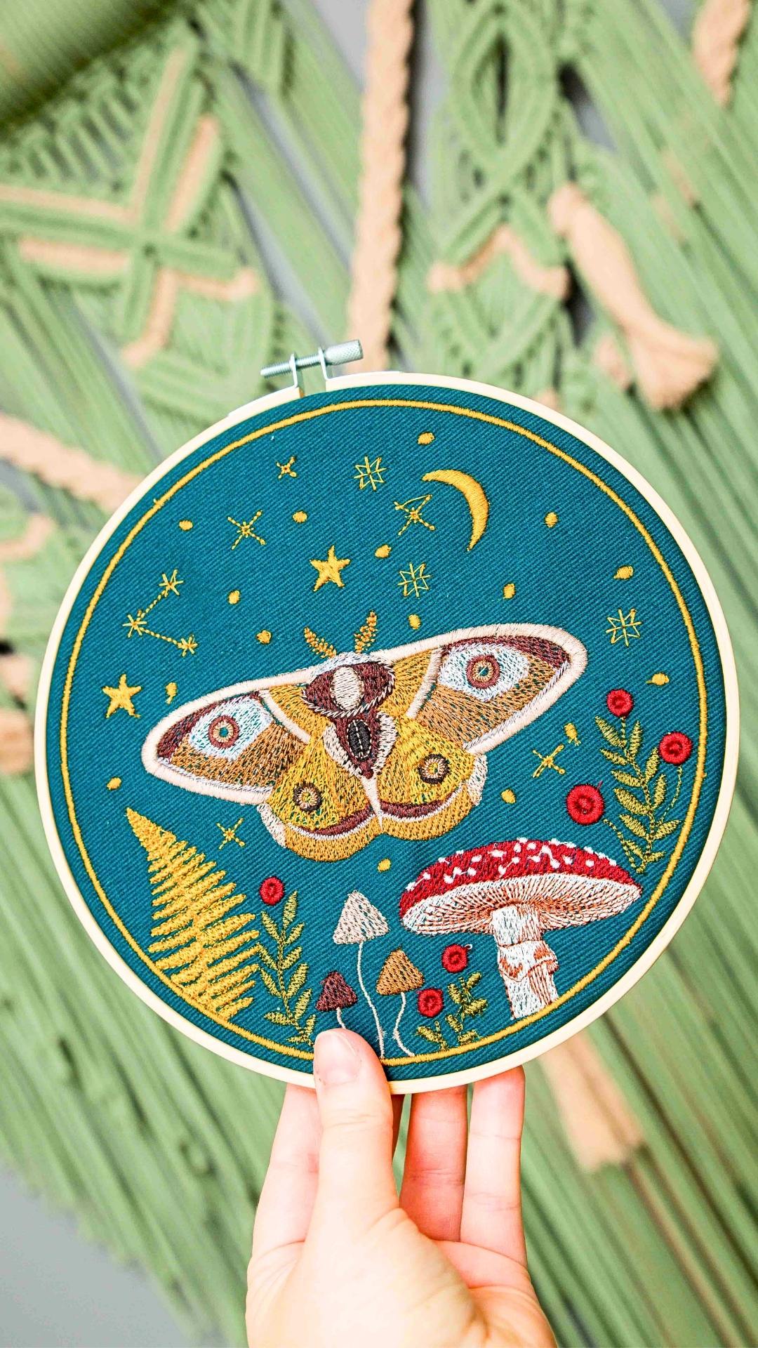 Haft w tamborku, magiczna ćma na tle nieba