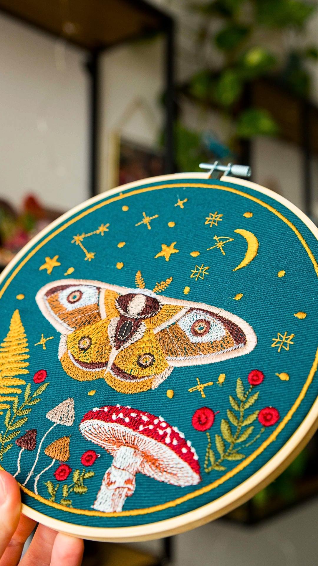 Haft w tamborku, magiczna ćma na tle nieba