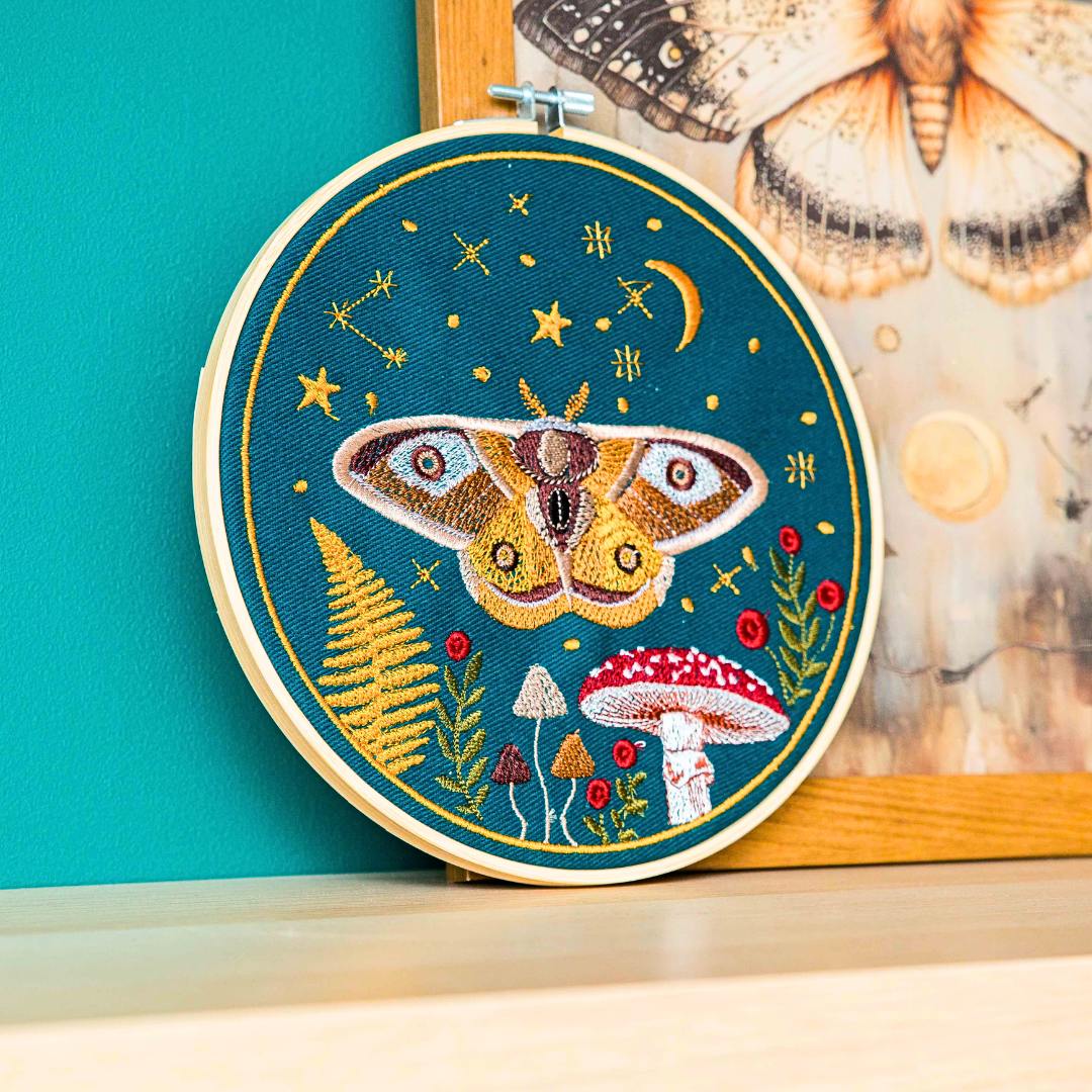 Haft w tamborku, magiczna ćma na tle nieba