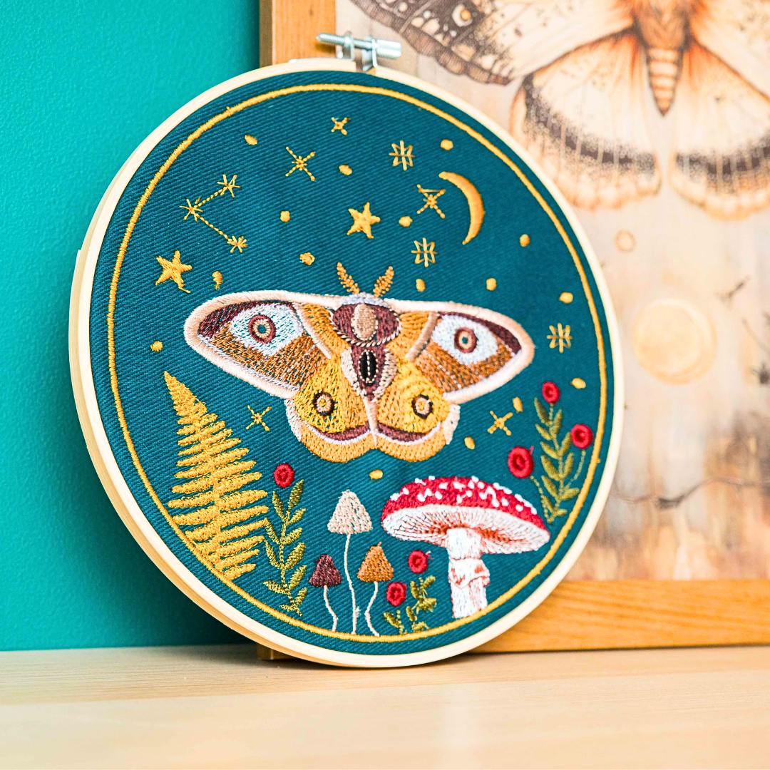 Magiczna ćma na nocnym niebie – zielone tło, haft w tamborku 20 cm