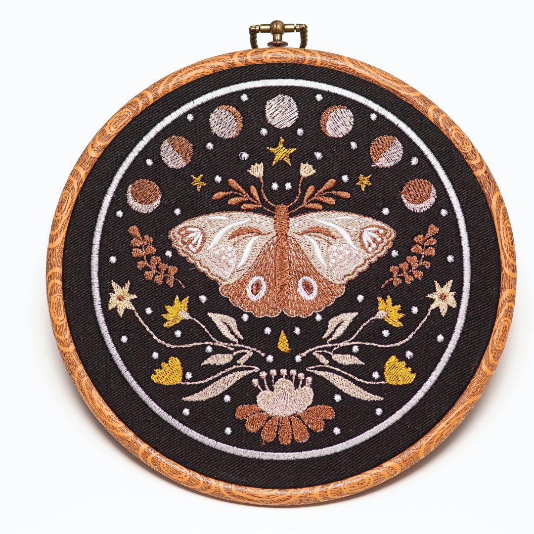 Nocna ćma - fazy księżyca, haft w tamborku 20 cm - obrazek 3