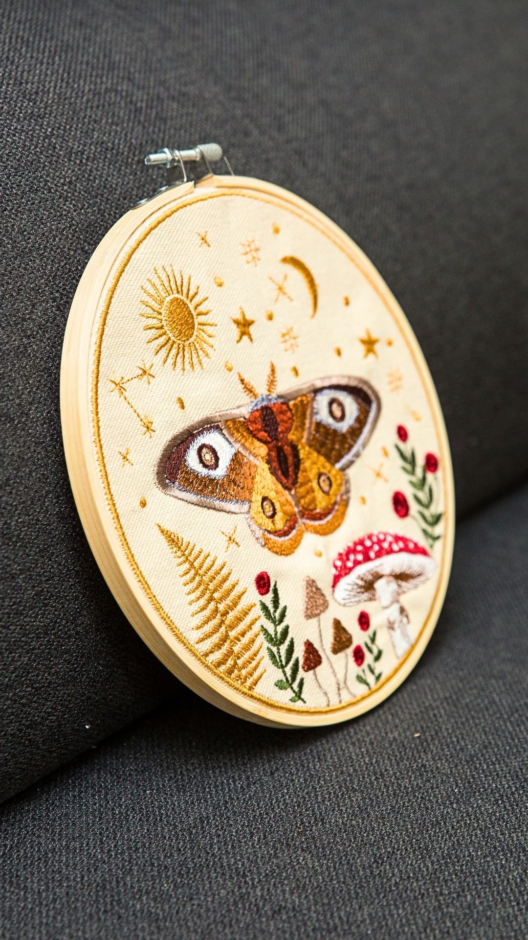 Haft w tamborku, magiczna ćma na tle nieba