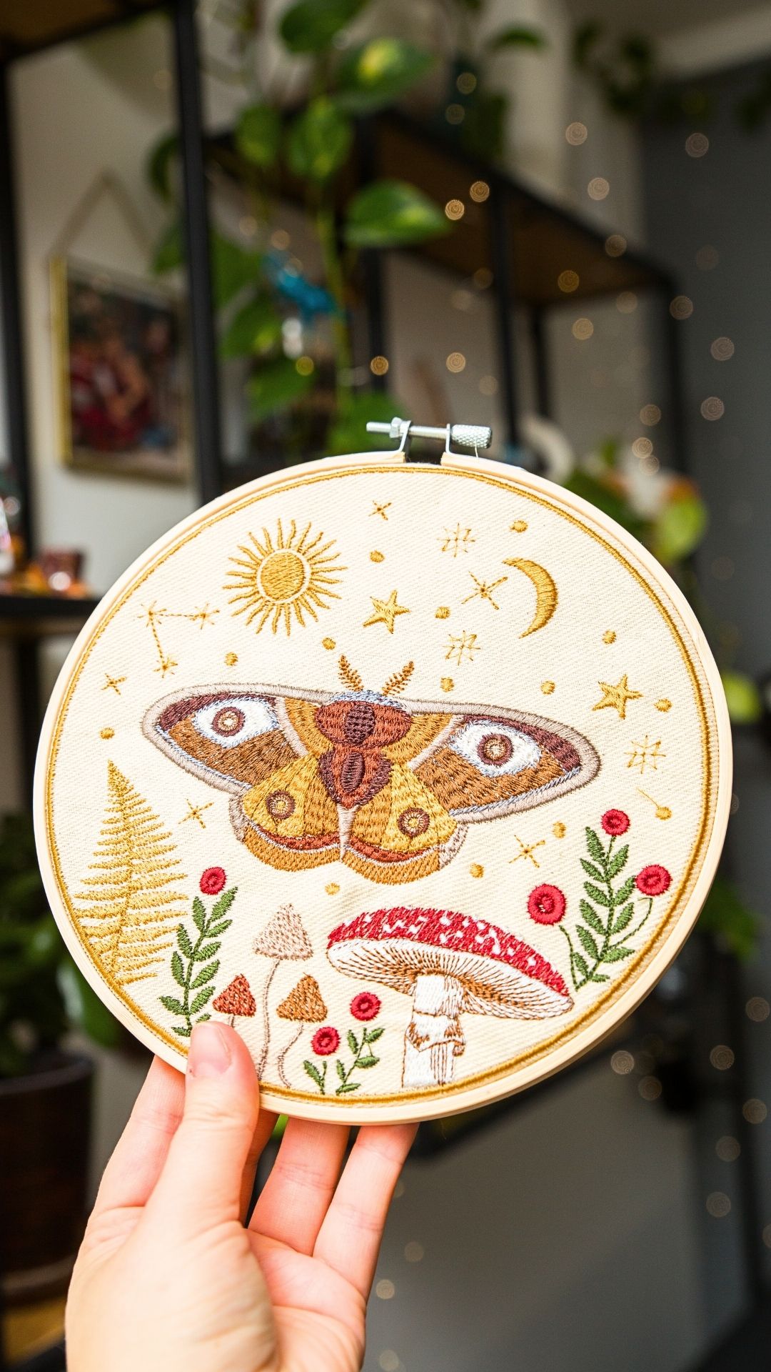 Haft w tamborku, magiczna ćma na tle nieba