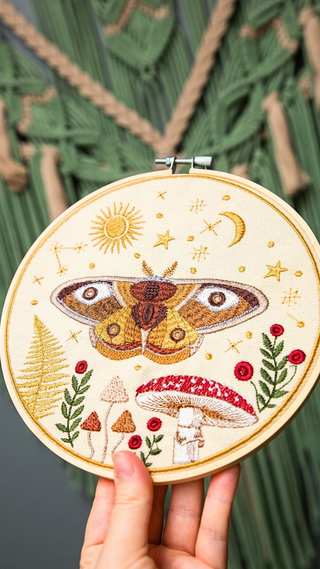 Haft w tamborku, magiczna ćma na tle nieba