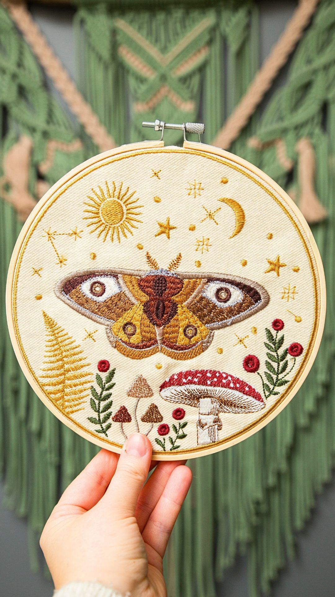 Haft w tamborku, magiczna ćma na tle nieba