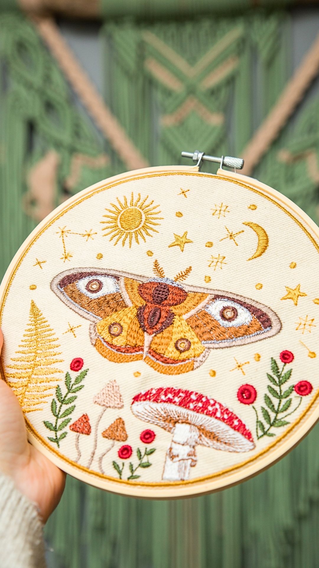 Haft w tamborku, magiczna ćma na tle nieba