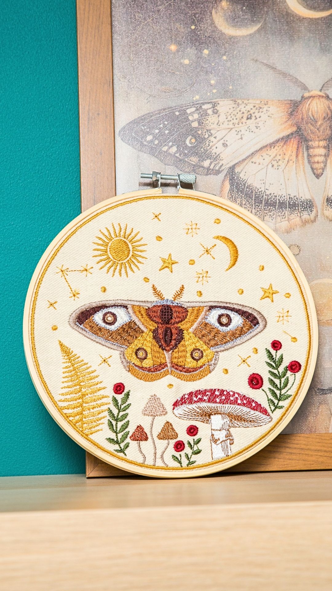 Haft w tamborku, magiczna ćma na tle nieba