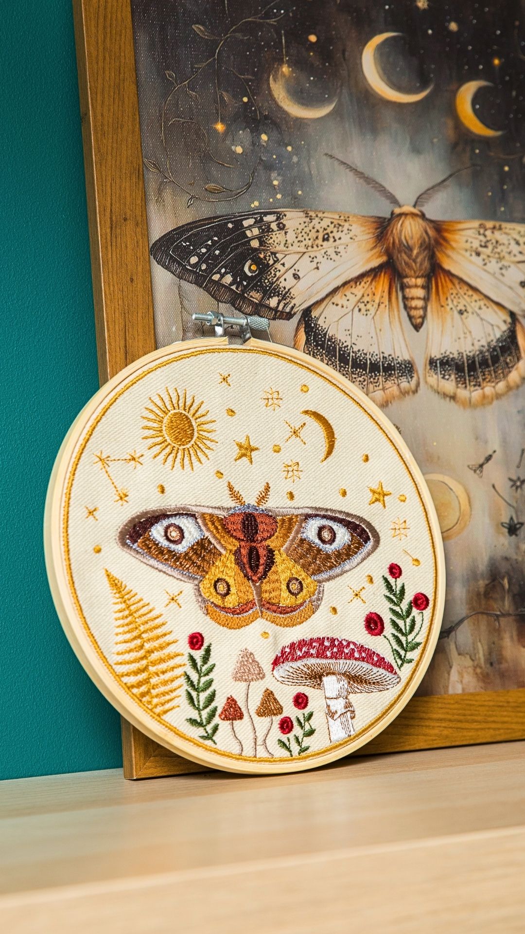 Haft w tamborku, magiczna ćma na tle nieba