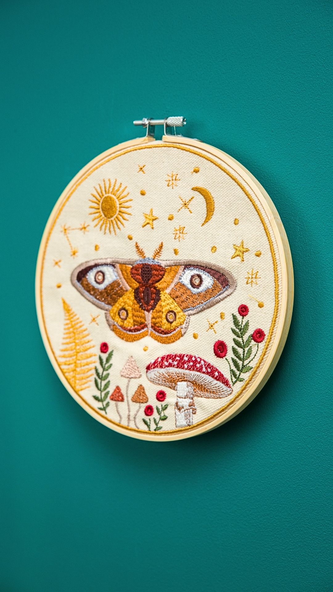 Haft w tamborku, magiczna ćma na tle nieba