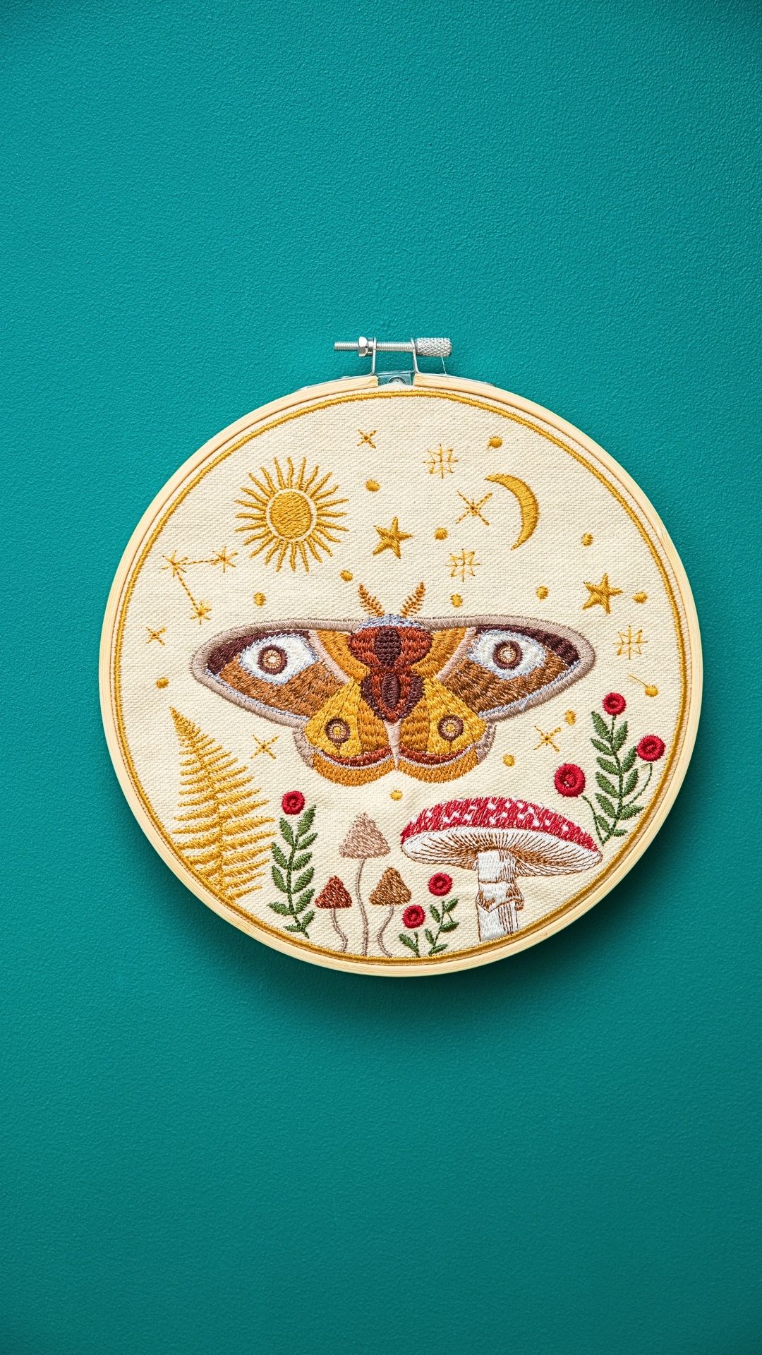 Haft w tamborku, magiczna ćma na tle nieba