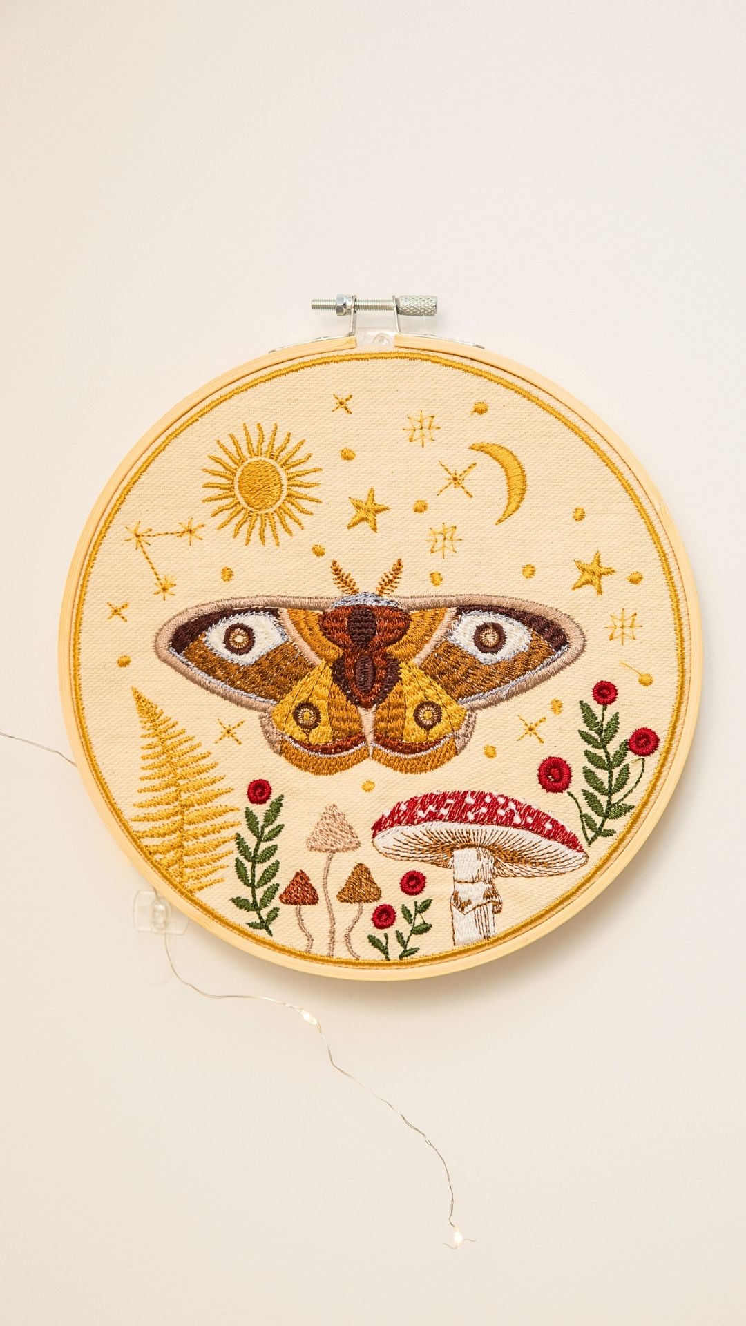 Haft w tamborku, magiczna ćma na tle nieba