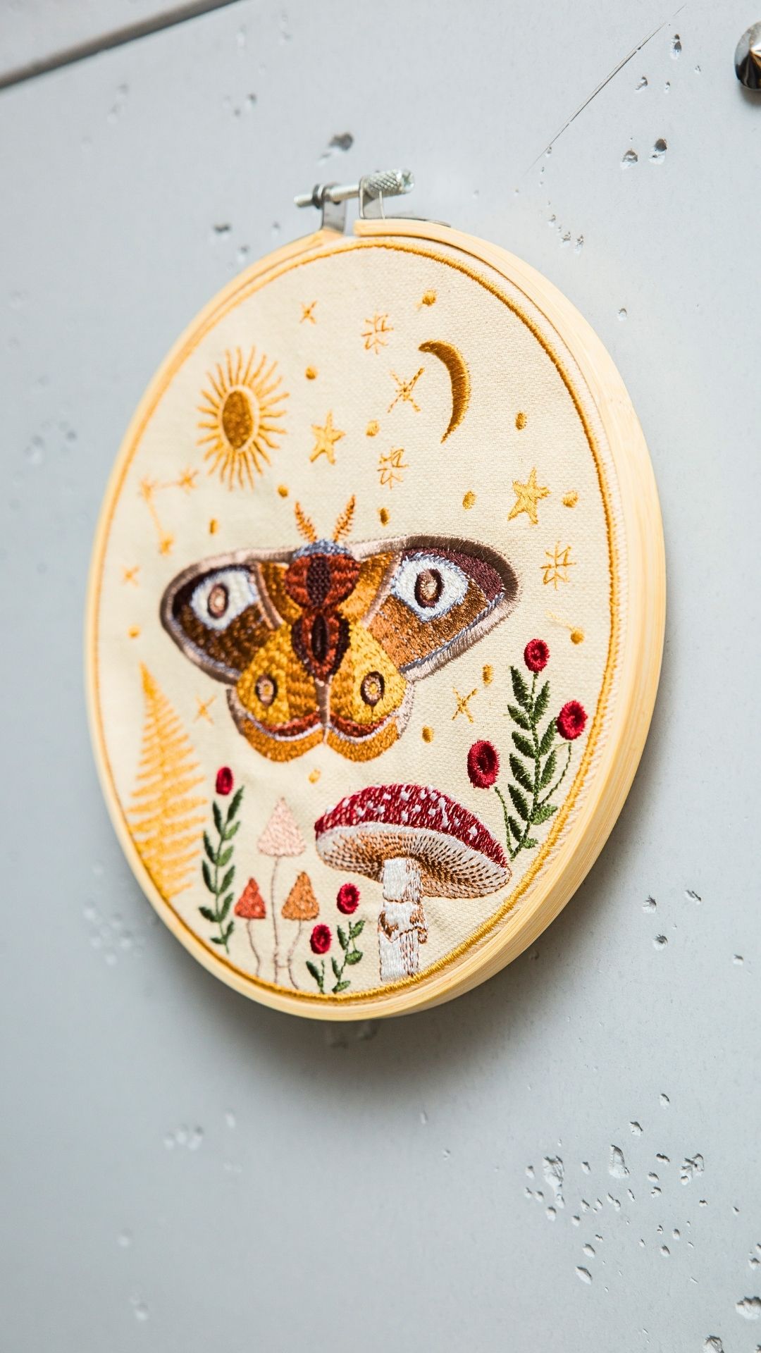 Haft w tamborku, magiczna ćma na tle nieba