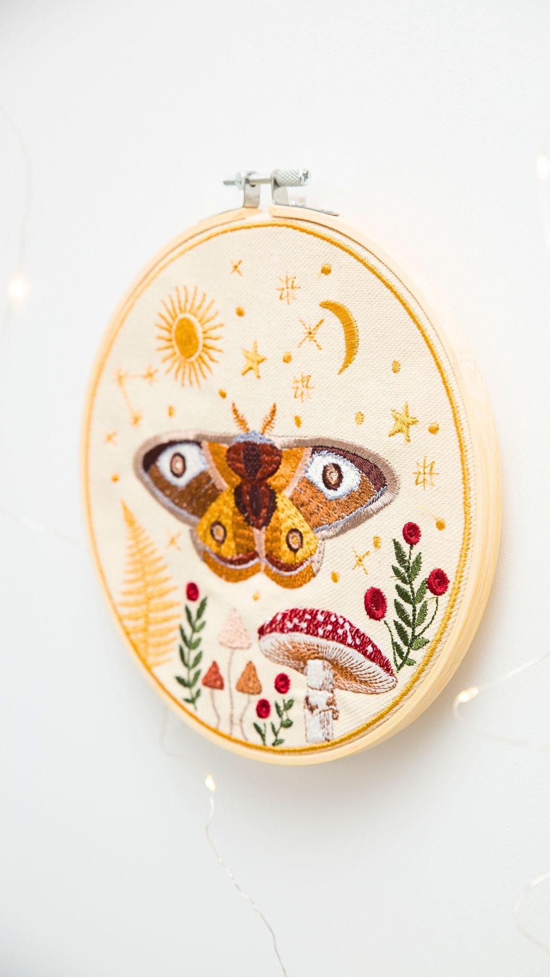 Haft w tamborku, magiczna ćma na tle nieba