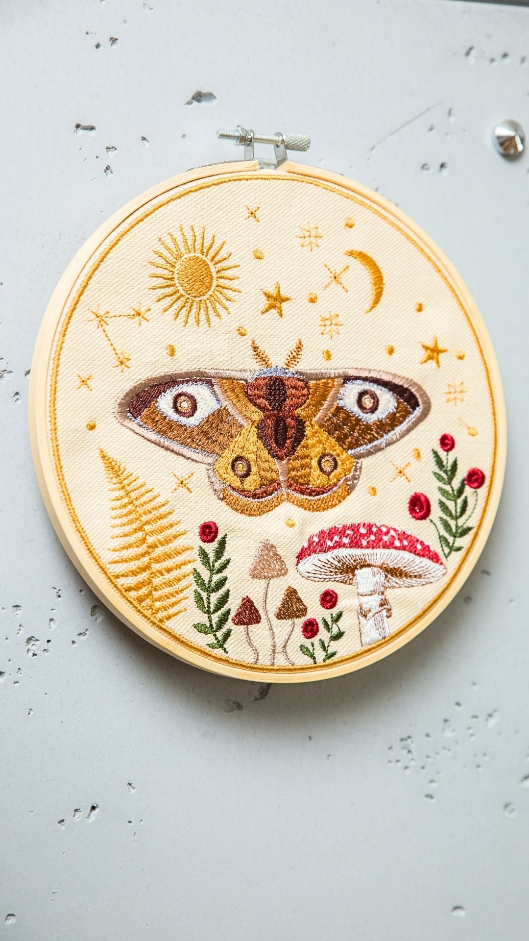 Haft w tamborku, magiczna ćma na tle nieba