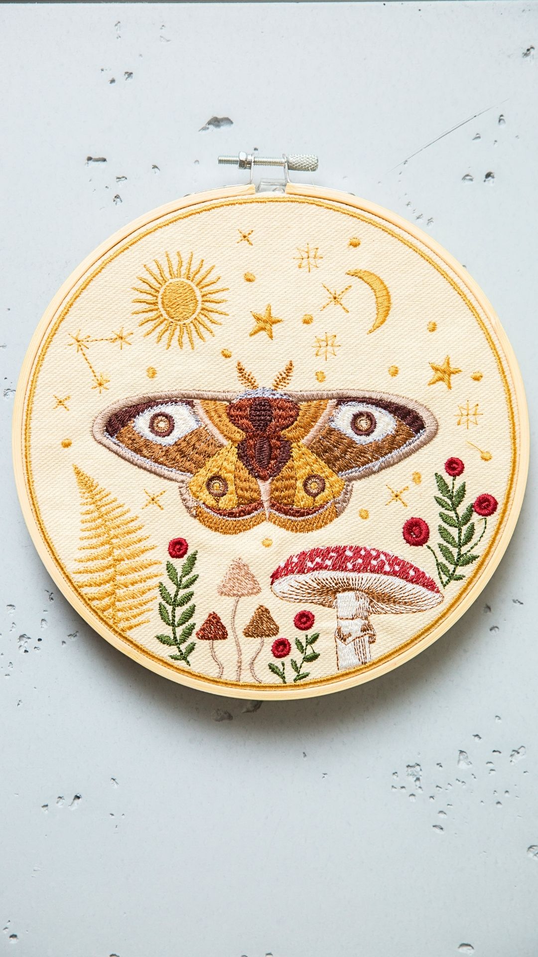 Haft w tamborku, magiczna ćma na tle nieba