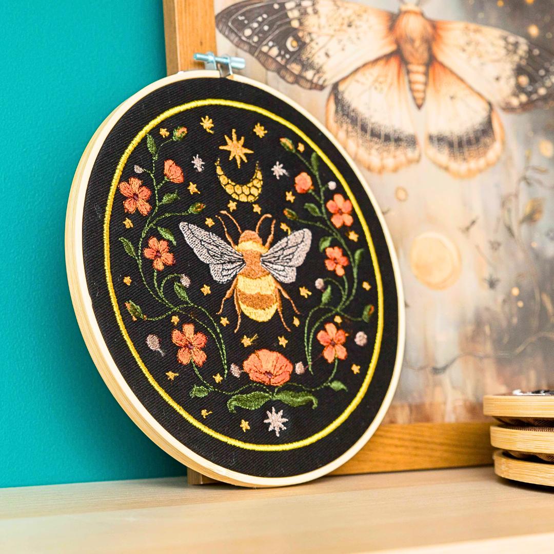 Nocna pszczoła- haft w tamborku 20 cm