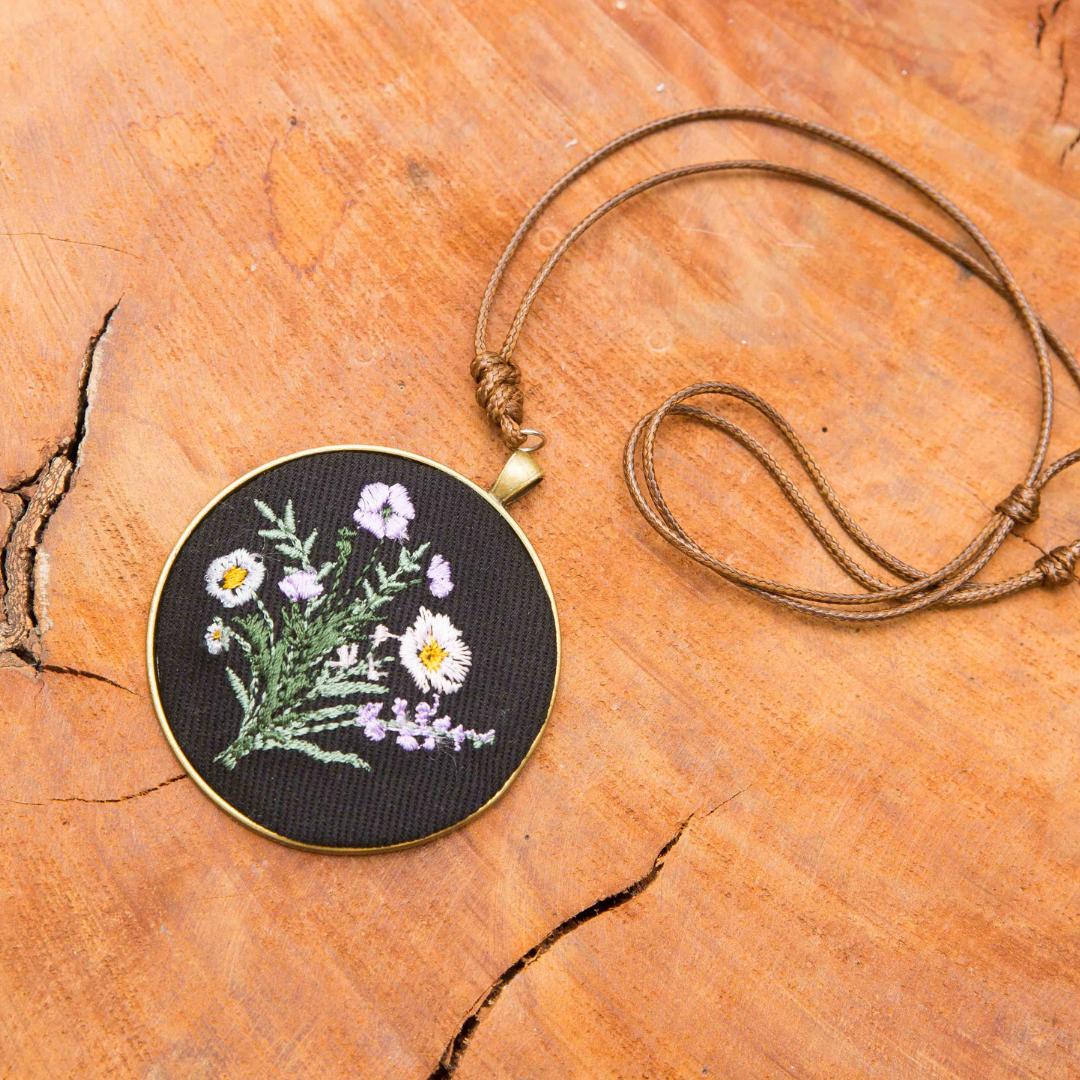 Haftowany wisiorek, haftowany naszyjnik, haftowana biżuteria, haftowane kwiaty