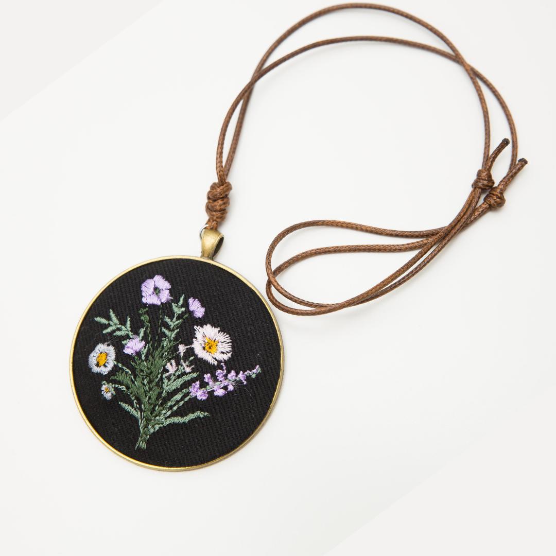 Anna Black- haftowany wisiorek 6 cm