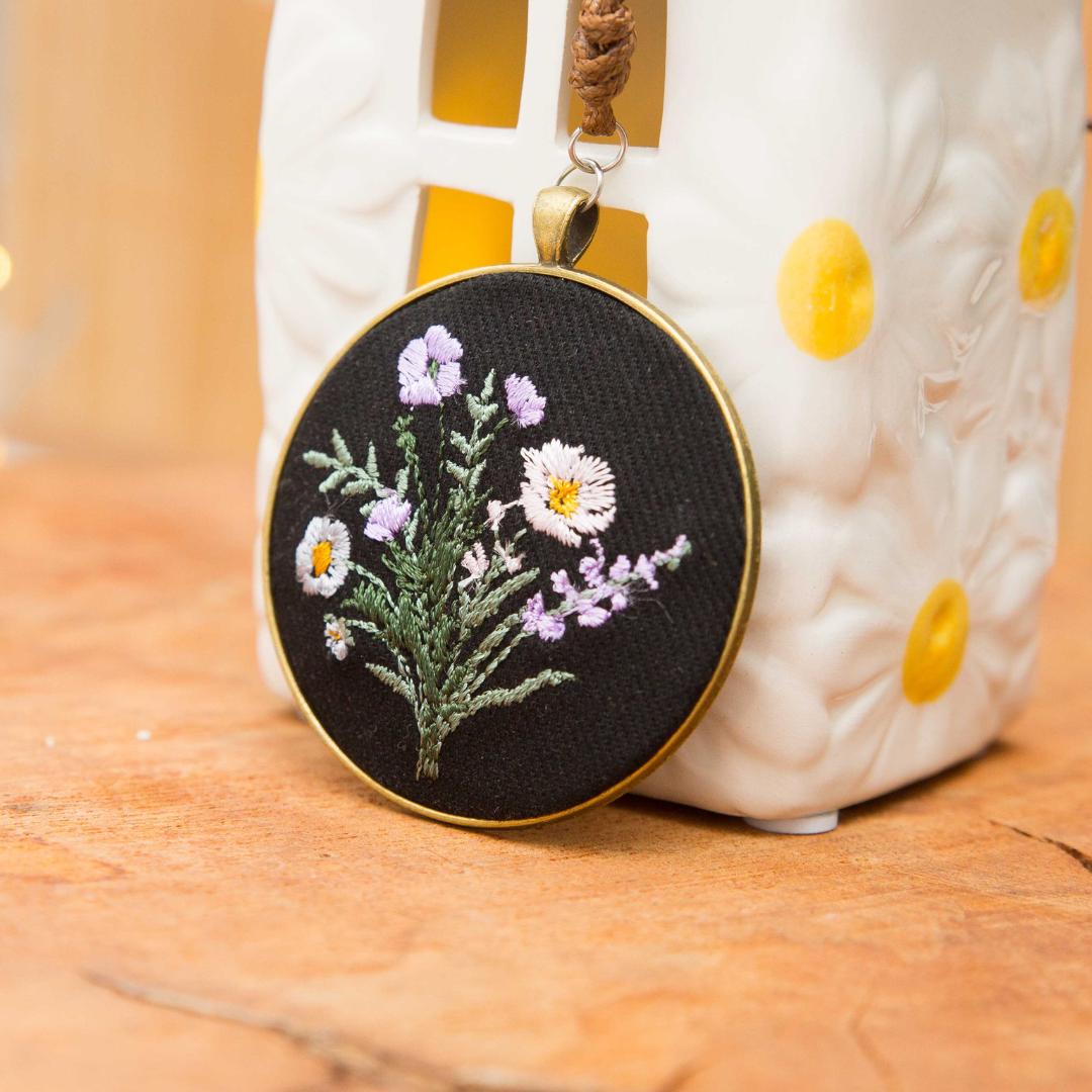 Haftowany wisiorek, haftowany naszyjnik, haftowana biżuteria, haftowane kwiaty