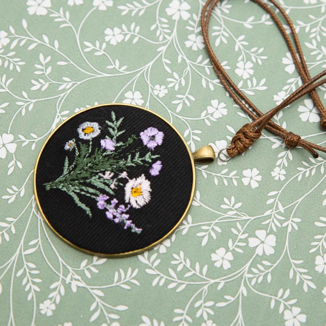 Anna Black- haftowany wisiorek 6 cm